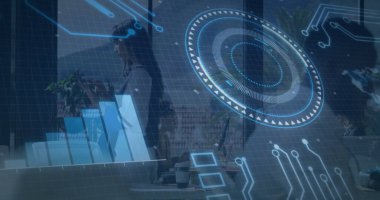 Tablet kullanarak, iş kadını ofisindeki resimle dijital verileri analiz ediyor. Teknoloji, yenilik, analitik, modern, girişimci, profesyonel