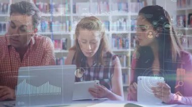 Öğrenci tabletine rehberlik eden ve dizüstü bilgisayarı ortalayan eğitmen. Eğitimde not alıyor. Öğrenim, akıl hocalığı, işbirliği, okur yazarlık, eğitim, bilgi, teknoloji