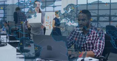 Küresel harita üzerinde yoğunlaşırken teknisyen daktilo yazmayı durduruyor ve iş arkadaşı verileri yönlendiriyor. İşbirliği, veri analizi, takım çalışması, dijital, modern, profesyonel, bağlantı