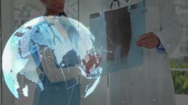 Röntgen filmi tutan tıp arkadaşları teşhis için holografik dünya görüntülemesini başlatıyorlar. Sağlık, işbirliği, yenilik, fütüristik, teknoloji, tanı, profesyonellik