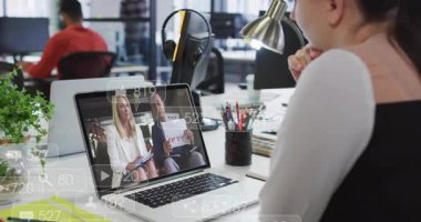 Sunucuları izleyen bir kadın, ekranda yüzen sosyal medya simgeleri olarak grafikleri gösteriyor. İşbirliği, takım çalışması, iletişim, dijital, analitik, yenilik, profesyonel