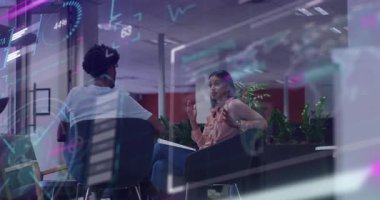 Güncelleme verileri, satış eğilimlerini analiz eden iş arkadaşlarını tetiklerken, kadın çizelgeleri açıklıyor. İşbirliği, takım çalışması, içgörü, iletişim, modern, profesyonel, dijital