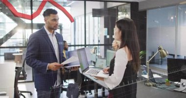 Adam rapor tutuyor, kadın bilgisayarı grafikle örtüyor, iş ölçümlerini gözden geçiriyor. Profesyonel, takım çalışması, veri, analiz, işbirliği, modern, kurumsal