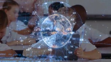 Sınıftaki öğrencilerin tabletlere dokunması, ders için holografik küreyi veri örtüsüyle döndürüyor. Eğitim, teknoloji, yenilik, dijital, disiplinler arası, fütüristik, işbirliği