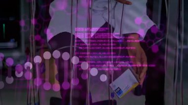 Laboratuar araştırmacısı, DNA sarmalları ve kod sürüklenmesi sırasında kabloyu bağlayan ayıraç kutusu etiketini okuyor. Biyoteknoloji, yenilik, kesinlik, bilim, otomasyon, teknoloji, laboratuvar