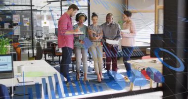 Proje ekibi, tablet kaydırırken ve animasyon finans grafikleri oluştururken modern ofiste yürüyor. İşbirliği, takım çalışması, yenilik, iş, modern, profesyonel, iletişim