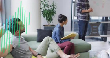 İş ekibi izleme sunucusu, renkli diyagram ekliyor ve toplantıdaki sonraki adımlara dikkat çekiyor. İşbirliği, beyin fırtınası, profesyonellik, yenilik, çalışma alanı, takım çalışması, iletişim