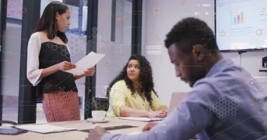 Meslektaşım bar tablosunun yakınına notlar yazarken sunucu açılış raporunu iş toplantısında okuyor. Profesyonel, işbirliği, şirket, araştırma, beyin fırtınası, iletişim, iş gündelik