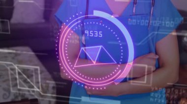 Stetoskobu ortaya çıkaran ve hologram olarak gülümseyen bir tıp çalışanı sağlık izleme verilerini örtüyor. Sağlık, teknoloji, yenilik, fütüristik, profesyonel, sağlıklı, dijital