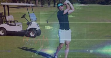 Golfçü golf arabasının yanındaki golf sahasına nişan alıyor sopayı sallıyor ve hayal kırıklığını gösteriyor. Atletizm, spor, spor kıyafetleri, açık hava, rekabet, konsantrasyon, hareket