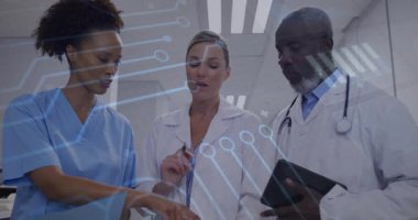 Tablet tableti kullanarak tabletlere bakan tıbbi ekip analiz için zayıflıyor. Sağlık, işbirliği, dijital dönüşüm, yenilik, profesyonellik, teknoloji, klinik