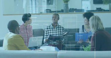 Merkez konuşmacı veri tartışmasını başlatıyor, ekip sonraki adımlar için animasyon paneliyle etkileşime geçiyor. İşbirliği, takım çalışması, analiz, yenilik, dijital, modern, odaklanma