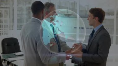 İş ekibi strateji tartışması sırasında dünyayı aktifleştiriyor, ışık bantları yayınlanıyor. Şirket, yenilik, fütüristik, takım çalışması, dijital, modern, işbirliği