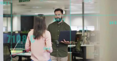 Ofis arkadaşları dizüstü bilgisayar açıp bar ve trend çizgilerini göstererek iş verilerini analiz ediyorlar. Teknoloji, işbirliği, analitik, yenilik, sunum, çalışma alanı, büyüme