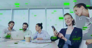 Akıllı telefonu dinleyen ve iş görüşmelerinde yeşil kodla veri paylaşan kadın yoğunlaşıyor. İşbirliği, teknoloji, ağ, yenilik, modernlik, takım çalışması, iş tartışması