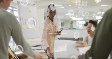 Erkek meslektaşım tasarım kağıdını baş tasarımcıya veriyor, işaret seçiyor ve moda değerlendirmesine rehberlik ediyor. İşbirliği, takım çalışması, yaratıcı süreç, modern çalışma alanı, moda endüstrisi, yenilik, profesyonel