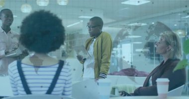 Ekip üyesi, dünya haritası grafiğiyle toplantı stratejisi sunan bir not defteri ile öne çıkıyor. İşbirliği, beyin fırtınası, yenilik, takım çalışması, profesyonel, modern, kurumsal