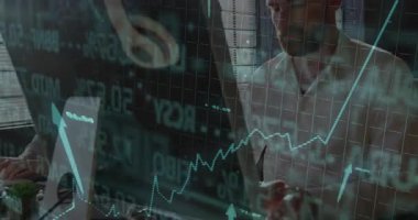 Kadın ekran ve grafikler üzerinde çalışırken kıdemli adam kalem vuruyor. Finansal analiz için yükseliyor. İş, işbirliği, analitik, teknoloji, profesyoneller, veri, finans