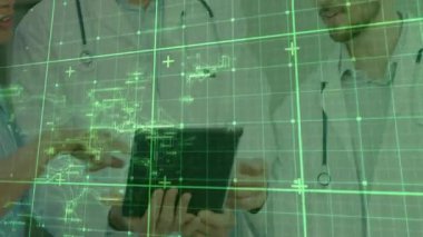 Doktorlar tablet tıkırdatma ekranını takım analizi için yeşil tıbbi hologramı çalıştırıyor. Teletıp, işbirliği, yenilik, teknoloji, sağlık, tanı, takım çalışması