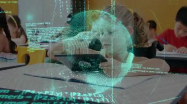 Liseli kız tableti tıklatıyor ve sınıfta dönen holografik kod küresini çalıştırıyor. Eğitim, teknoloji, yenilik, öğrenme, dijital, fütüristik, sınıf