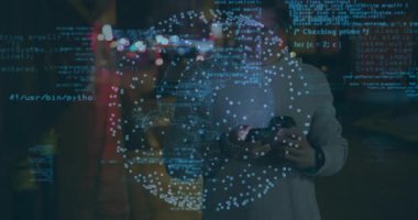 Adam gece kaldırımda akıllı telefon kaydırıyor, teknoloji veri içgörüsü için kod küresi yaratıyor. Gelecekçi, yenilikçi, dijital, bağlantı, sanal, kentsel, gösterişli