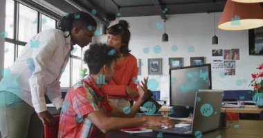 Yaratıcı ofiste komut yazan ve ölçümleri analiz eden tasarım ekibi, canlandırılmış veri simgelerini gösterir. İşbirliği, takım çalışması, veri görselleştirme, dijital medya, yaratıcı çalışma alanı, yenilik, profesyonel gelişim