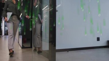 Cam kapı kolunu çekip veri odasına girmeden önce çift kaplama gösteren kadın yürüyüş koridoru. Teknoloji, yenilik, üretkenlik, modernlik, dijital, kurumsal, profesyonel