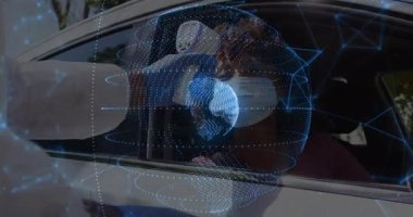 PPE 'deki sağlık çalışanı pencereye yaklaşıyor, dijital dünyanın altındaki termometreyi tarıyor. Tıbbi, güvenlik, teknoloji, klinik, önleme, tanı, profesyonel