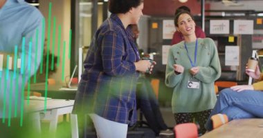 Masa başında konuşan ve el kol hareketi yapan üç kadın, sinyal dalgalanması, rehber iş toplantısı düzenliyor. İşbirliği, takım çalışması, iletişim, modernlik, profesyonel, gündelik, bağlantı