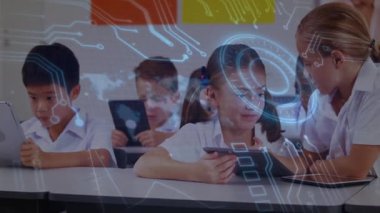 Sınıf tabletlerinde beliren devre örtüsü, rehber öğretmen, kızın kavrayış dersine yardım ediyor. Teknoloji, eğitim, dijital, öğrenme, sınıf, yenilik, gençlik