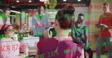 Kadın takım arasında adım atıyor ve finans güncellemesi için değerleri güncelleyen şeffaf saatlere işaret ediyor. İş, işbirliği, yenilik, analitik, modernlik, profesyonellik, takım çalışması