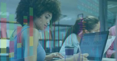 Meslektaşlar dizüstü bilgisayarı işaret ediyor. Finans çizelgesi incelemesi, akran daktilosu, son sınıf akıllı telefon dinleme. İşbirliği, takım çalışması, veri analizi, modern ofis, iş stratejisi, profesyonel, dijital çalışma alanı