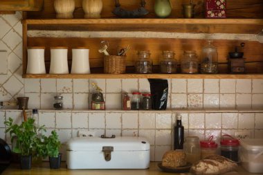 Ev mutfağındaki konteynırlar raflarda.