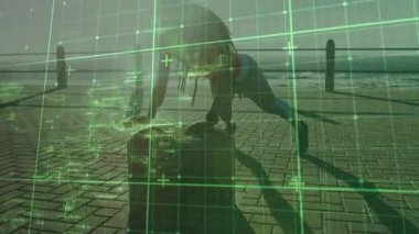 Spor meraklısı kıyı şeridine yakın bir yerde, yeşil ızgara tarama hareketi yaparken şınav çekiyor. Açık hava, egzersiz, fitness, gün doğumu, sahil, güç, egzersiz