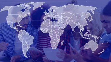 Ekip dinleme cihazları dünya haritası oluşturup iş verileri incelemesi için altıgen kümeleri oluşturuyor. İşbirliği, takım çalışması, teknoloji, bağlantı, yenilik, analitik, küresel