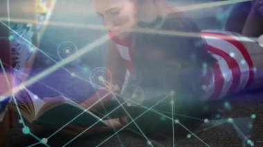 Kütüphanede yatan öğrenci yeşil kitabı kapıyor ve eğitim için sıraya dizilmiş ağ grafikleri olarak okuyor. Çalışma, bilgi, araştırma, çağdaş, ergonomik, okur yazarlık, teknoloji