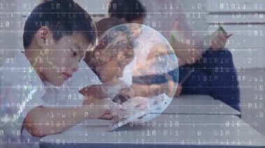 Çocuk tableti tıklayarak dünyayı ve ikili kod grafiğini çalıştırıyor, anne akıllı telefondan finans yönetiyor. Teknoloji, yenilik, bağlantı, dijital, eğitim, aile, modern