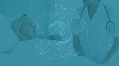 Hemşire hastaya içme suyu sunuyor ve serumu dijital küre olarak kontrol ediyor. Sağlık, teletıp, yenilik, tıbbi teknoloji, hasta bakımı, profesyonel, hastane