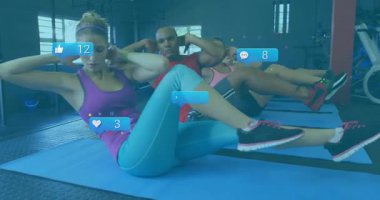 Spor salonunda bisiklet mekiği senkronizasyonu başladı, sosyal medya sayısının arttığını gösteriyor. Spor, takım çalışması, canlı, motivasyon, sağlık, dijital katılım, grup fitness