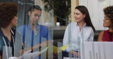 Takım sarı klasörü açıyor ve masanın etrafındaki çizelgeleri inceliyor, iş hayatının dönüm noktasını kutluyor. İşbirliği, beyin fırtınası, profesyonellik, yenilik, takım çalışması, modernlik, başarı