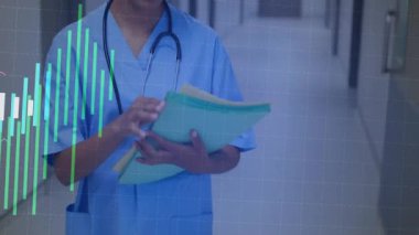 Hastane koridorunda çizelgeleri çeviren hemşire, açılı klasörle gülümseyen bar grafik kaplamasına başlıyor. Tıbbi, profesyonellik, sağlık, teşhis, analiz, klinik, dijital