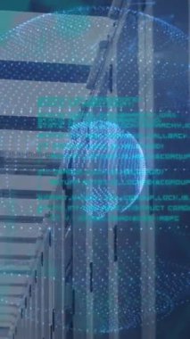 Sunucu odasında veri işleme ve küre animasyonu. küresel iş ve dijital arayüz kavramı dijital olarak oluşturulmuş video