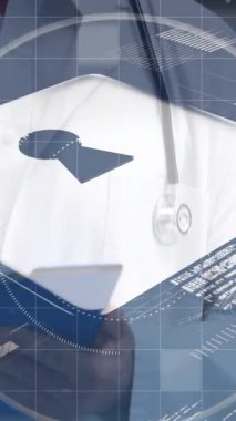 Beyaz erkek doktor üzerinde veri işleme ve asma kilit ikonu animasyonu. Küresel tıp, bilgisayar ve dijital arayüz kavramı dijital olarak oluşturulmuş video.