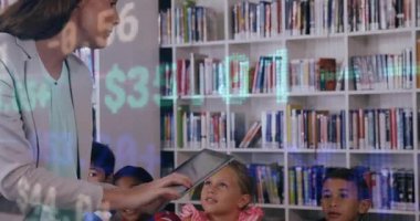 Kadın öğretmen tableti tıklatıyor ve kütüphanede araklıyor. İlgili öğrencilerin sayısı örtüşüyor. Eğitim, sınıf, gençlik, teknoloji, işbirliği, öğrenme, modern