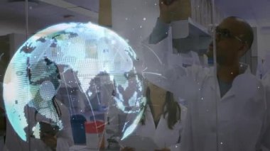 Araştırma laboratuarında dönen dünyaya dokunan erkek araştırmacı, halkaların şebekeyi haritaladığına dikkat çeken meslektaşlar. Bilim, yenilik, bağlantı, işbirliği, veri, teknoloji, görselleştirme