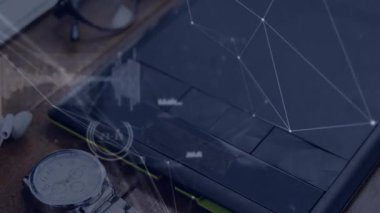 Koyu ahşap masa tabletinde dinlenen kulaklıklar solmuş düğümler ağ animasyon verileri oluşturuyorlar. Teknoloji, yenilik, dijital, modern, çalışma alanı, bağlantı, veri