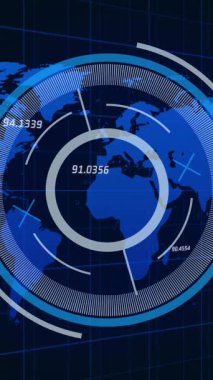 Mavi dünya haritasında veri yükleme ve işleme siyah zemin üzerinde. Küresel iletişim, veri ve dijital arayüz teknolojisi, dijital olarak oluşturulmuş video.