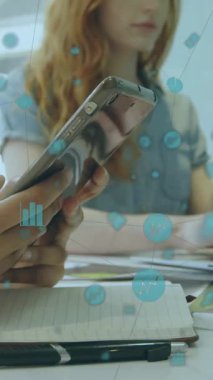 Elektronik cihazlar kullanılarak farklı iş adamlarının üzerindeki simgelerle yapılan dünya bağlantılarının animasyonu. Dijital olarak oluşturulmuş küresel bağlantılar, hesaplama ve veri işleme kavramı.