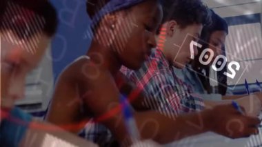 Sınıf arkadaşları sınıfta dolma kalemle yazı yazıyorlar. Turkuaz öğrenciyle HUD yıllarını aktifleştiriyorlar. Eğitim, gençlik, okur yazarlık, yenilik, teknoloji, çeşitlilik, konsantrasyon