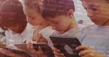 Dört çocuk tabletleri tıkırdatarak finansal örtüşmeleri analiz ediyor sonra da yüzleri inceliyor. Eğitim, teknoloji, öğrenme, gençlik, sınıf, dijital, işbirliği